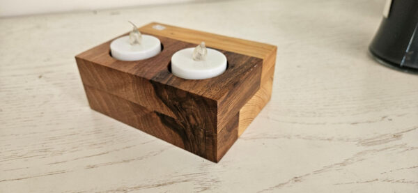 Support en bois de noyer et pin avec bougies LED