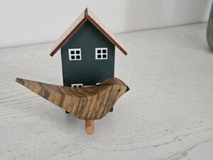 Oiseau chantourné en bois de fraké sur petit nichoir