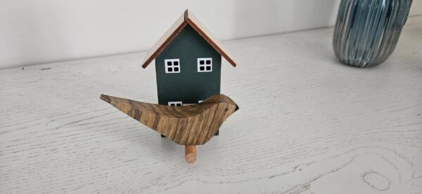 Oiseau chantourné en bois de fraké sur petit nichoir