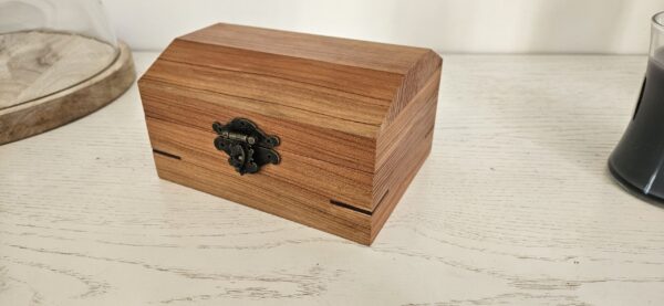 Coffret à bijoux rectangulaire en cèdre