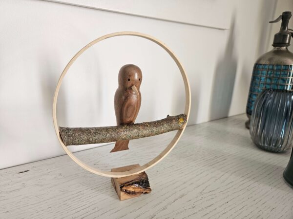 Oiseau tourné en bois de noyer, support branche et cercle de bois – Image 3