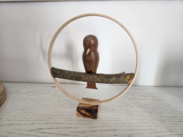 Oiseau tourné en bois de noyer, support branche et cercle de bois