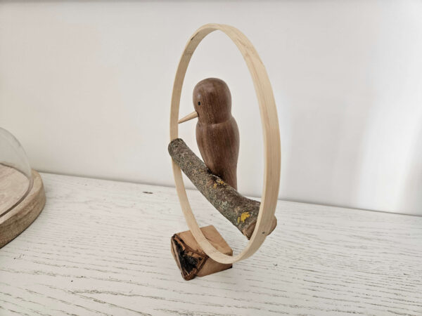 Oiseau tourné en bois de noyer, support branche et cercle de bois – Image 2