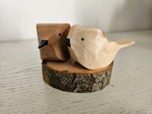 Oiseaux chantournés en noyer et pin sur support bois