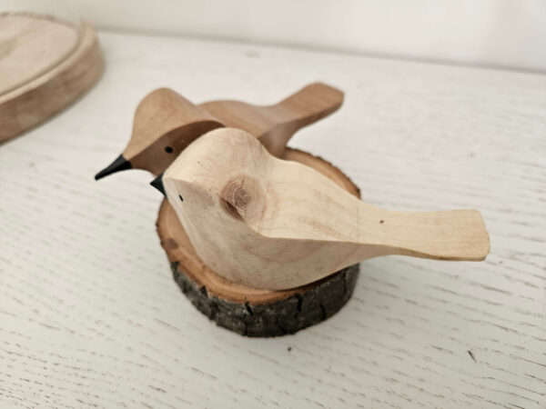 Oiseaux chantournés en noyer et pin sur support bois – Image 3