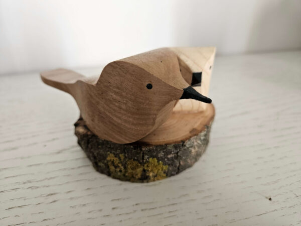 Oiseaux chantournés en noyer et pin sur support bois – Image 2