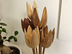 Tulipes tournées en différentes essences de bois