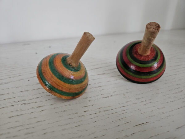Toupie en bois artisanale – Jouet intemporel – Image 7