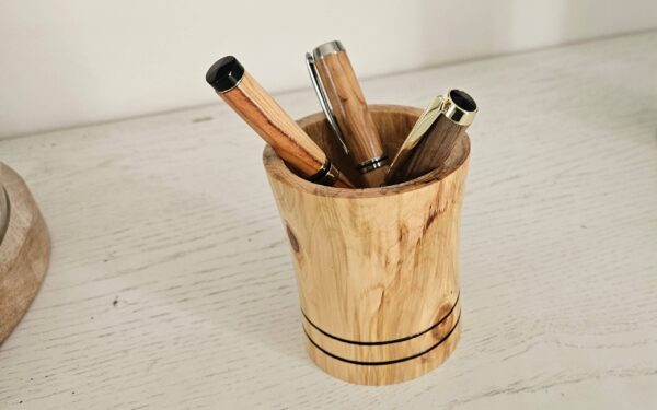 Pot à crayons artisanal en cyprès – Image 2