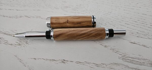 Stylo Roller en bois d'olivier (Chromé) – Image 3
