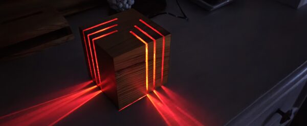 Lampe artisanale en bois de merisier - Design lumineux et moderne – Image 3