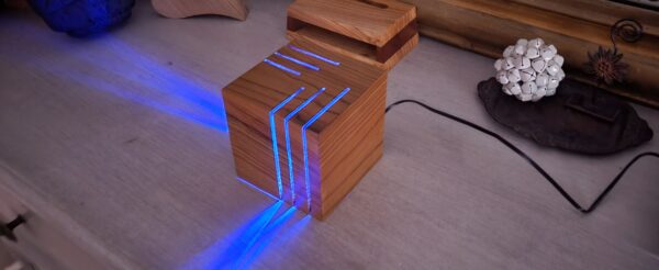 Lampe artisanale en bois de merisier - Design lumineux et moderne – Image 5