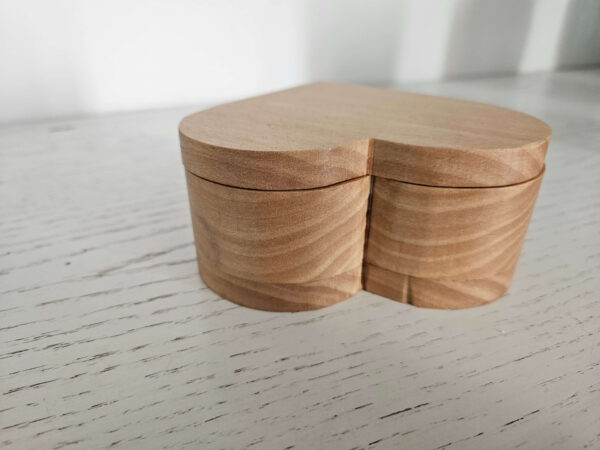 Coffret à bijoux en bois de tilleul - Design cœur – Image 3
