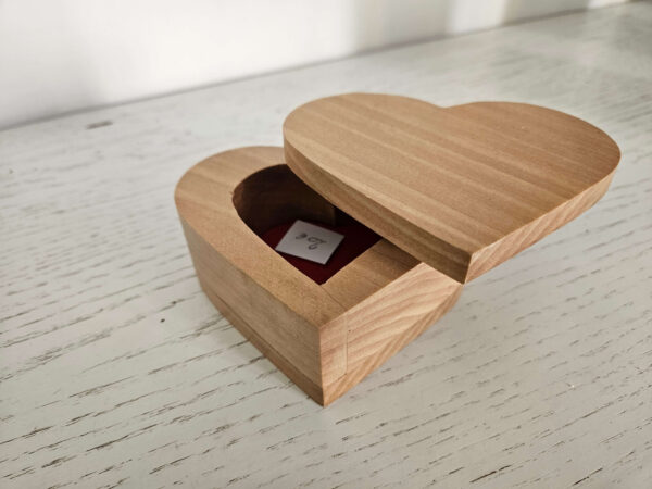 Coffret à bijoux en bois de tilleul - Design cœur – Image 2