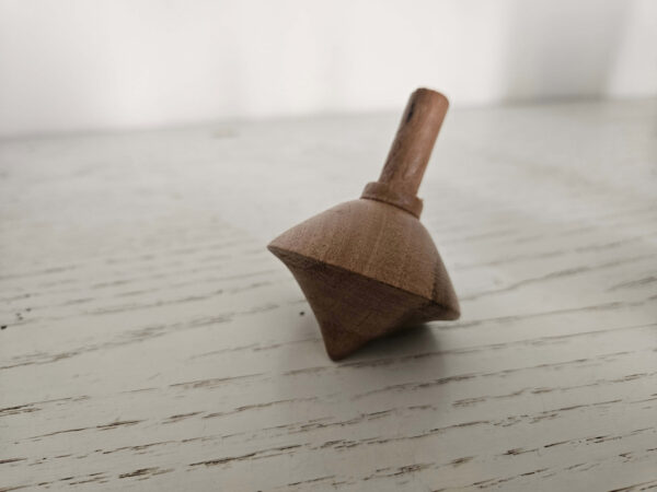 Toupie en bois artisanale – Jouet intemporel – Image 5