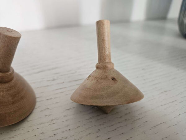 Toupie en bois artisanale – Jouet intemporel – Image 3
