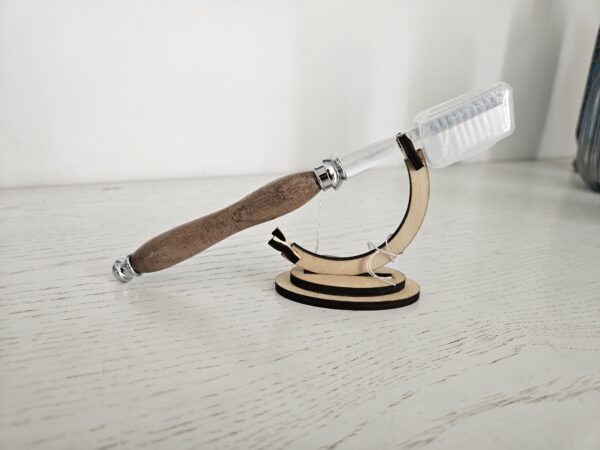 Brosse à dents artisanale en bois de noyer – Image 2