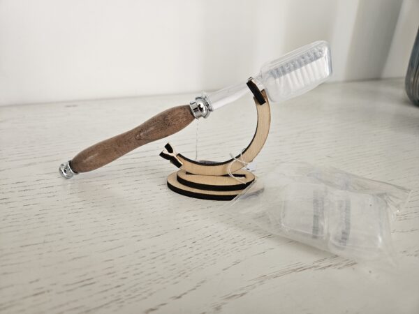 Brosse à dents artisanale en bois de noyer