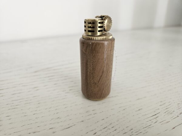 Briquet artisanal en bois de noyer - Élégance intemporelle – Image 3