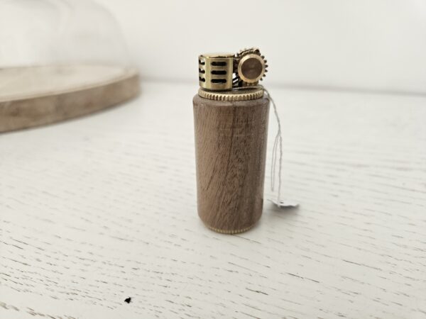 Briquet artisanal en bois de noyer - Élégance intemporelle