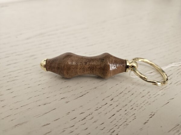 Porte-clés artisanal en bois de noyer