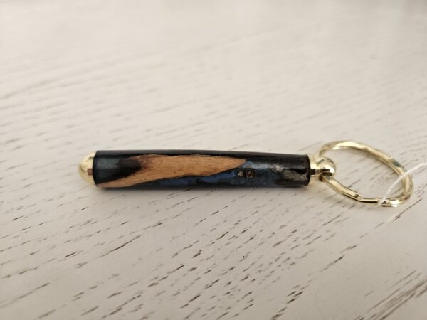 Porte-clés artisanal en bois d'ébène et résine – Image 2