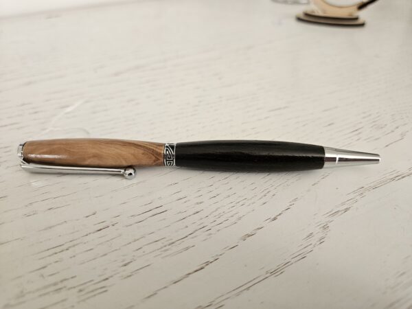 Stylo artisanal en bois d'olvier et d'ébène – Image 2