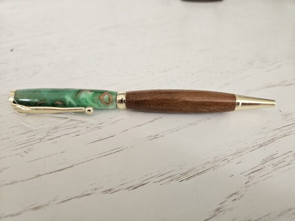 Stylo artisanal en bois et résine - Élégance naturelle et modernité – Image 2