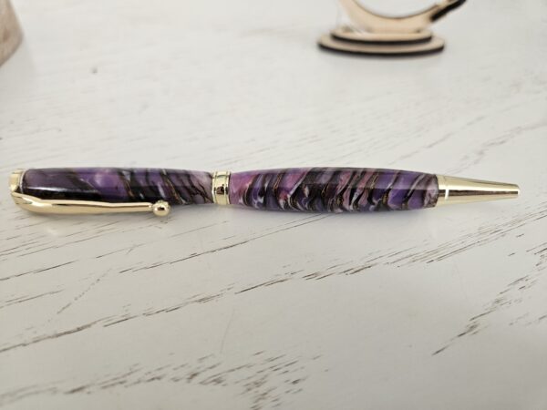 Stylo artisanal en bois et résine - Élégance et modernité – Image 2