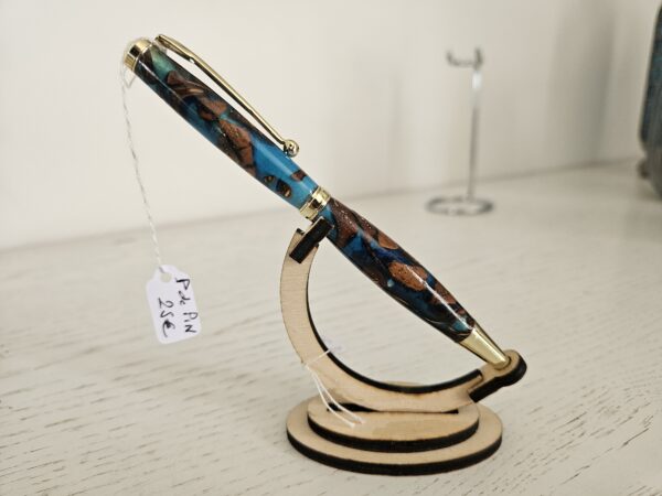 Stylo artisanal en résine avec écorce de pomme de pin