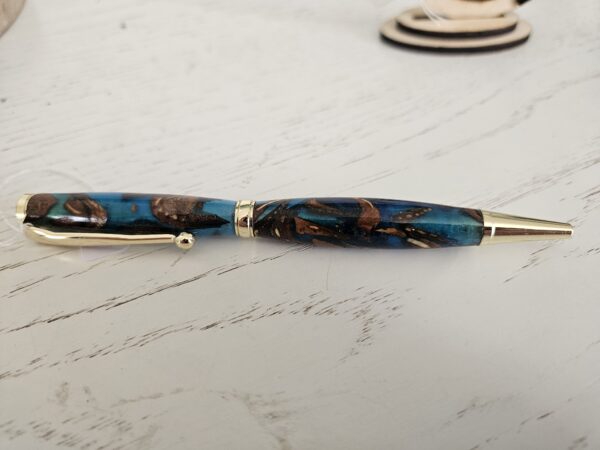 Stylo artisanal en résine avec écorce de pomme de pin – Image 2