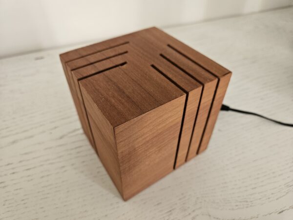 Lampe artisanale en bois de merisier - Design lumineux et moderne