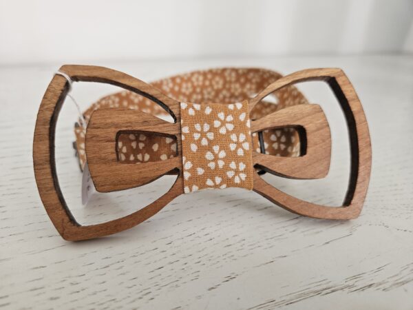Nœud papillon en bois avec tissu floral