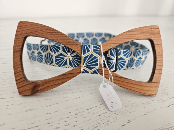Nœud papillon en bois avec tissu floral