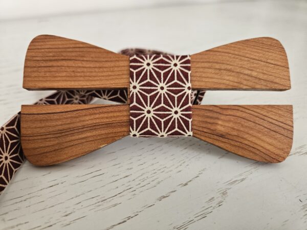 Nœud papillon en bois avec tissu floral