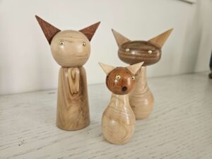 Famille de chats en bois tourné - Une touche artisanale et chaleureuse pour votre intérieur