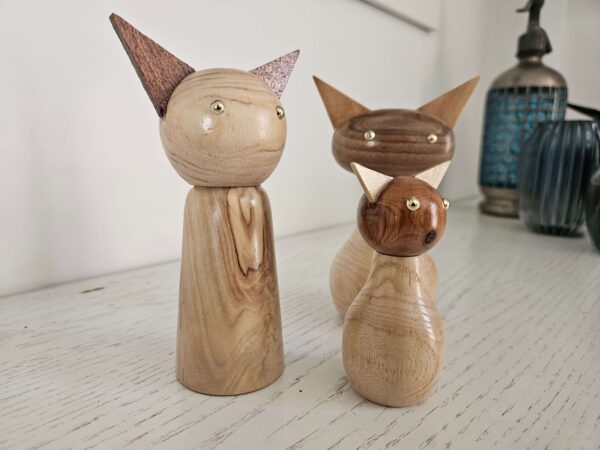 Famille de chats en bois tourné - Une touche artisanale et chaleureuse pour votre intérieur – Image 5
