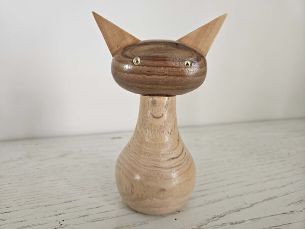 Famille de chats en bois tourné - Une touche artisanale et chaleureuse pour votre intérieur – Image 2