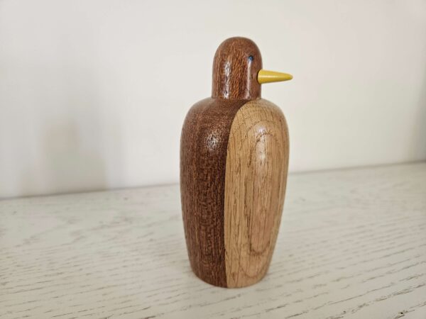 Pingouin en bois – Une pièce artisanale au design élégant et contrasté – Image 4