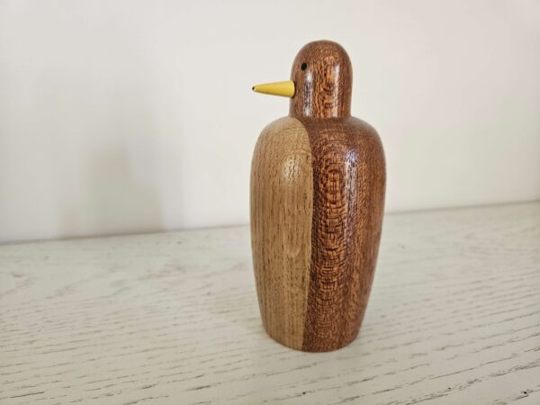 Pingouin en bois – Une pièce artisanale au design élégant et contrasté – Image 3