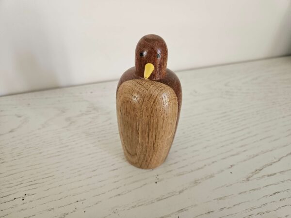 Pingouin en bois – Une pièce artisanale au design élégant et contrasté – Image 2