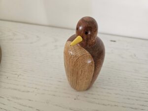 Pingouin en bois – Une pièce artisanale au design élégant et contrasté