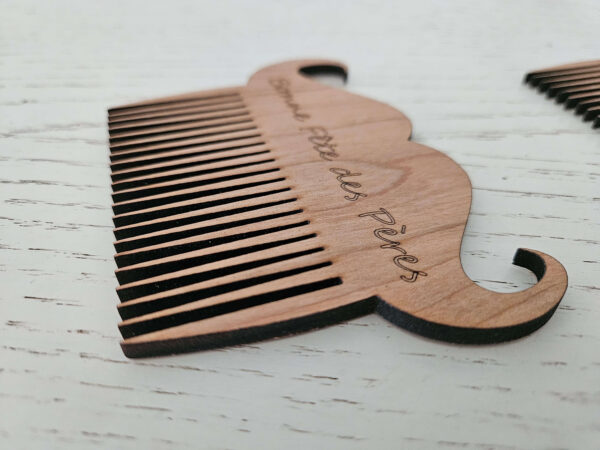 Peigne à barbe et à moustache en cerisier