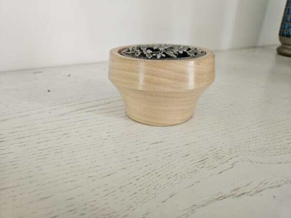 Pot pourri en bois de tilleul, couvercle en étain – Image 2