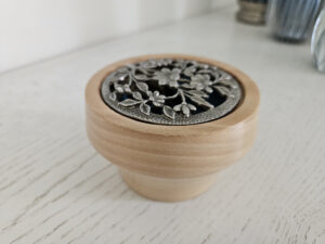 Pot pourri en bois de tilleul, couvercle en étain