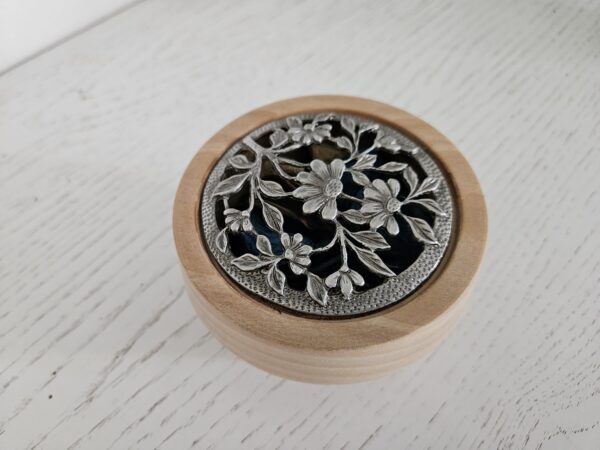Pot pourri en bois de tilleul, couvercle en étain – Image 3