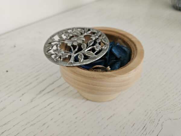 Pot pourri en bois de tilleul, couvercle en étain – Image 4