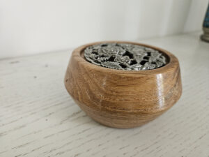 Pot pourri en chêne, couvercle en étain