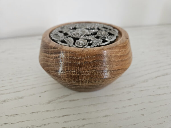 Pot pourri en chêne, couvercle en étain – Image 3
