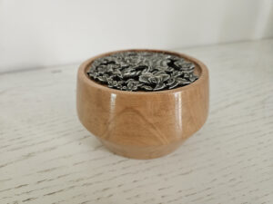 Pot pourri en merisier, couvercle en étain